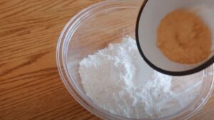 1.　米粉に砂糖、塩、イーストを加え混ぜる
