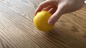 【１】レモンは粗塩で皮の汚れをとり、半分にカットする。半分は皮をすりおろし、レモン汁を絞り出す。