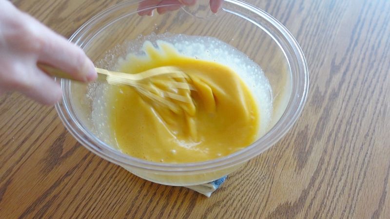 ③ 別のボウルに室温に戻した卵を割ほぐす。砂糖、豆乳（もしくは牛乳）、油を順番に加え、その都度よく混ぜる。
