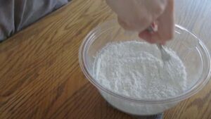 ①米粉に砂糖、塩、イーストをボウルに入れ、ぐるぐる混ぜる