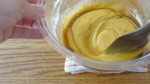 ⑥先ほどの粉類を加え、むらがなくなるまで混ぜる。沈澱した不純物は入らないよう、焦がしバターを加えてさらに混ぜる