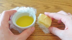 【１】フィリング用のバターをレンジで溶かす。生地用のバターは室温で柔らかくする。