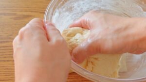 【５】柔らかくなったバターを加え、手で揉み込む。