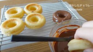 チョコレートなどでデコレーションする