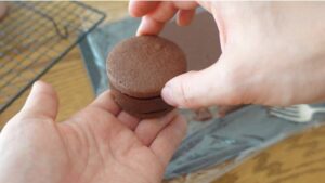 固まったチョコをクッキー型で抜き、冷ましたクッキーでサンドする